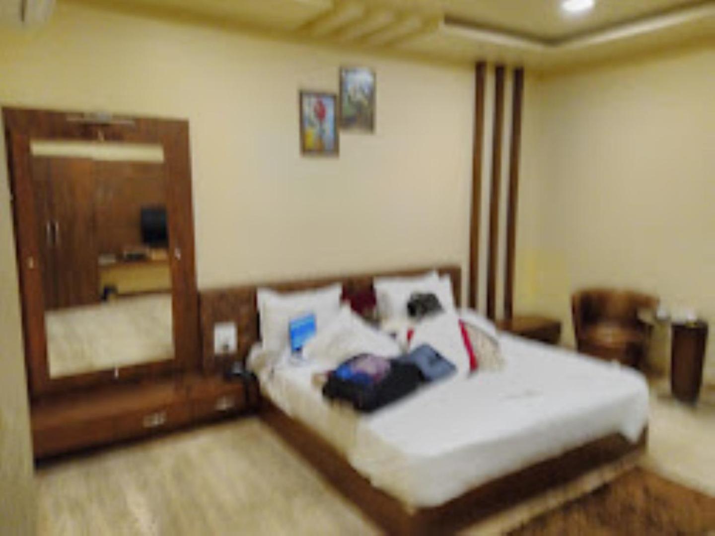 Hotel Saroj Sāgar 외부 사진