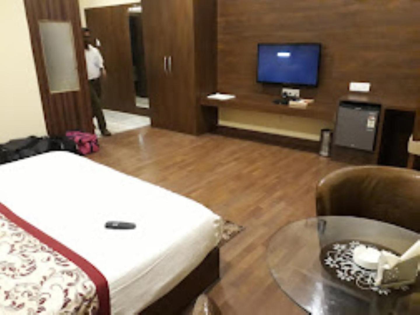 Hotel Saroj Sāgar 외부 사진