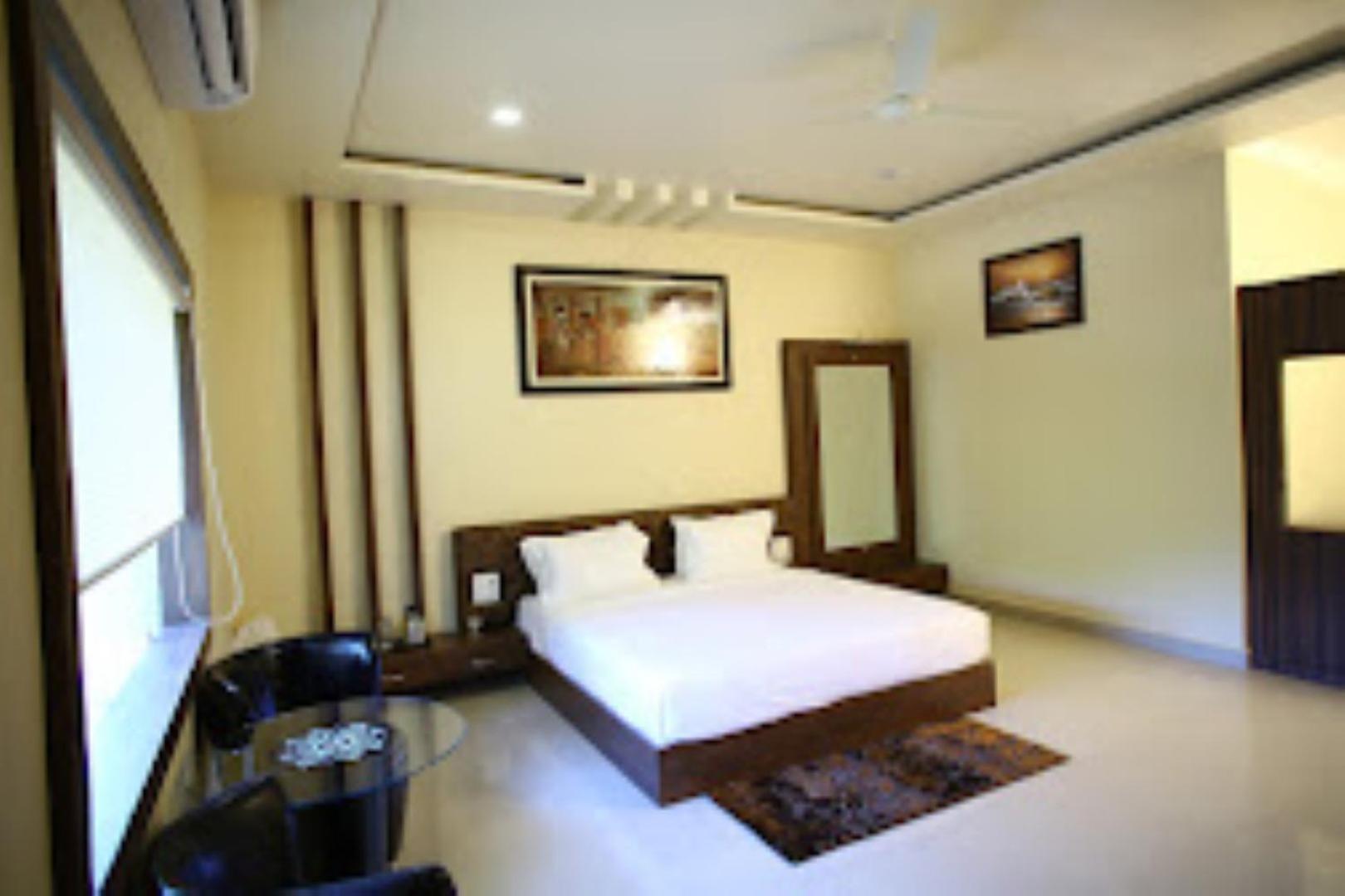 Hotel Saroj Sāgar 외부 사진