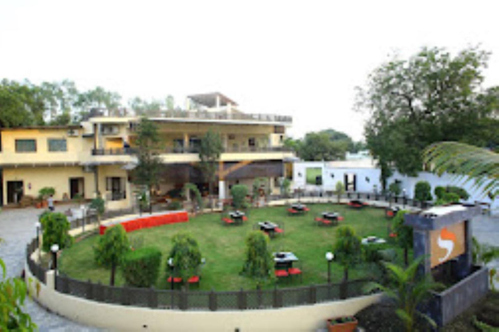 Hotel Saroj Sāgar 외부 사진
