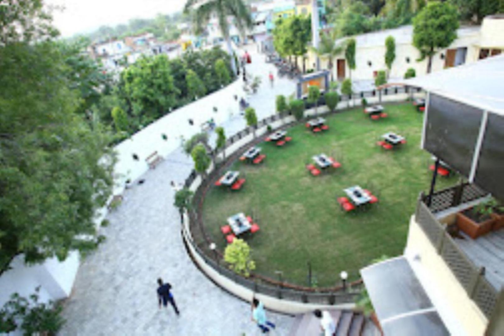 Hotel Saroj Sāgar 외부 사진