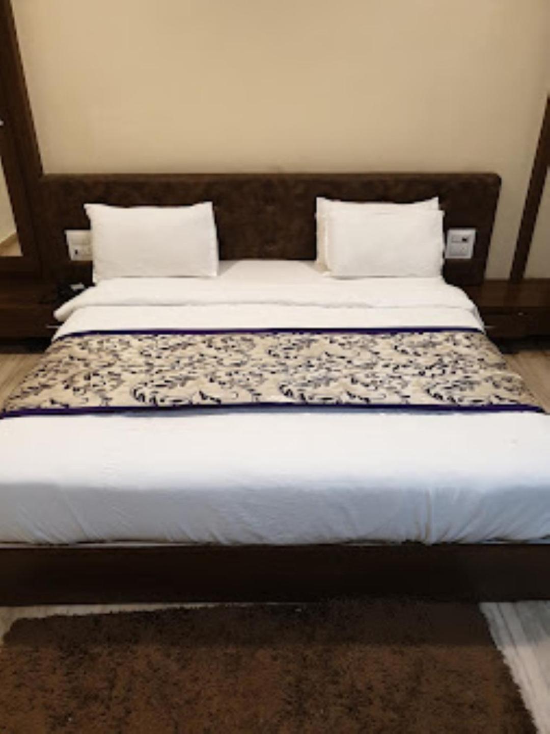 Hotel Saroj Sāgar 외부 사진